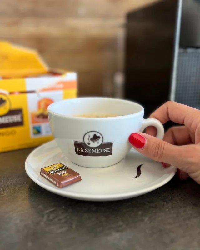 ☕ ᒪᗩ SᗴᗰᗴᑌSᗴ ☕️
Un savoir-faire suisse depuis 1900 🇨🇭✨

Depuis 125 ans, @cafeslasemeuse perpétue l’art du café avec passion, alliant tradition, qualité et innovation. 🌱

4 funfacts qui vont titiller ta curiosité :
🌍 Engagement éthique → Plus de 50% des cafés en grains La Semeuse sont certifiés Fairtrade et/ou Bio, garantissant un soutien concret aux producteurs et une culture plus responsable. 
La Semeuse a été l’une des premières torréfactions suisses à proposer du café certifié Fairtrade dès 1992 ! 🔥 Torréfaction traditionnelle → un procédé lent qui révèle toute la richesse des arômes. 🇨🇭 Ancrage suisse → une entreprise familiale née à La Chaux-de-Fonds, qui allie proximité et excellence. ♻️ Innovation & durabilité → des capsules en aluminium recyclé, des emballages éco-responsables… en résumé, un café respectueux de l’environnement !

Bref, chez La Semeuse, chaque tasse raconte une histoire 💛. 

Prêt.e à les découvrir ? ➡️ Swipe pour en savoir plus ! 

#lasemeuse #capsulesfairtrade #caféresponsable #swisscoffee #coffeelover #lesbonsplansdechris