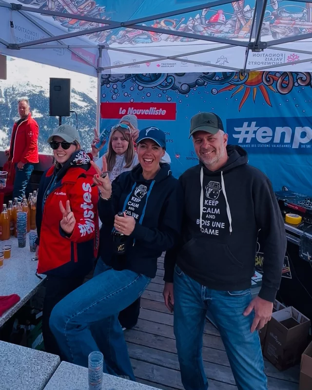 🍷🎿 ᗴᑎ ᑭISTᗴS 🎿🍷

Bref, hier c’était la der de @en_pistes . 20 dates depuis le mois de décembre. On les a pas toutes faites 😅 mais on a souvent été là. J’embarque ma family, on découvre des stations, on retrouve les copains, on s’ambiance, on sert l’apéro 🍷, on rencontre des gens, on rigole et on profite 🤩. En famille. 

Nos samedis en montagne vont me manquer, vivement la prochaine saison ! 

Et merci à ma ptite family de me suivre dans ces aventures. On se crée de jolis souvenirs 💜

🫶🏻 @lesfilsdecharlesfavre @iris_authentique @benefik_kombucha @lenouvellistevs @sly__tv @jimmy_evershed & tous les autres !