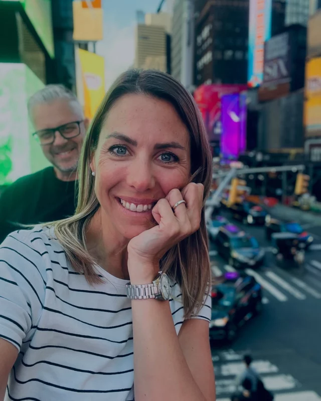 🤩🗽ᑎᗴᗯ YOᖇK ᗷᗩᗷY 🚕🤩

Il y a des rêves qu’on réalise.
D’autres qu’on ne réalisera jamais.
Ceux qu’on attend depuis longtemps.

Il y a les petits, les grands, les inavoués, les futiles, les drôles, les bouleversants.
Et puis il y a ceux qu’on enfouit si profondément qu’on finit presque par les oublier…
Ceux qu’on touche du bout des doigts, qu’on voit s’éloigner, qu’on annule une fois, deux fois…
Ceux qui patientent en silence, mais ne meurent jamais vraiment.

Bref, après 30 ans à en rêver, New York enfin on s’est rencontré. Et bordel, quel coup de foudre 💜🫶🏻 !

(Merci mon partner un crime pref @mr_raclette , it was fucking perfect 🫶🏻)