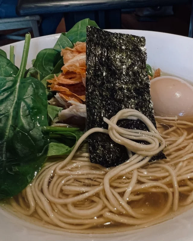 🍜 ᗷᒪᗩᑕK ᗰᗩᖇKᗴT ᖇᗩᗰᗴᑎ
📍Lausanne

Un petit coin de Tokyo planqué à Lausanne ? Oui madame, et ça envoie du lourd côté bouillon 🔥

💬 Carte courte mais ultra efficace, service adorable, ambiance canon… Mon coup de 🖤 ? Les ramen Tonkotsu à l’ail noir. Une TUERIE !

✨ Tips de Chris :
🥢 Plus de choix le soir (les vrais savent 🍥)
🥢 Pas de réservations, mais à midi en semaine : easy, zéro queue
🥢 Le genre d’endroit où t’as envie de revenir… direct en sortant !

Bref, si t’aimes les ramen faits avec amour et pas noyés dans du glutamate : fonce. 🖤

#LesBonsPlansDeChris #RamenAddict #blackmarketramen @blackmarketramen