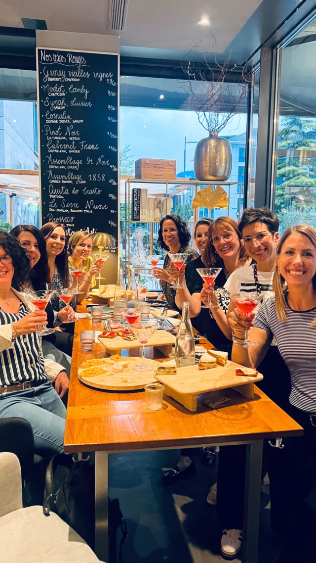 ✨ ᑌᑎE SOIᖇÉE ᗰYTᕼIQᑌE À ᒪ’AᖇᒪEQᑌIᑎ ✨

On a mis le feu (gentiment) à l’ @arlequin.bar.resto à Sion :
10 invitées au top, un atelier cocktail avec @mr_cocktail_ch , des tapas à tomber, et surtout… Luis, le boss à l’énergie XXL, en maître de cérémonie !

Ce lieu, c’est bien plus qu’un bar :
🍸 Cocktails et tapas pour chiller en fin de journée
🥞 Brunch gourmand le week-end 
🍴Menus du jour à midi pour régaler les habitués
🥳 Et une salle à privatiser pour tes soirées, apéros, afterworks ou même EVJF déjantés !

Bref, l’Arlequin, c’est une adresse comme on les aime 🤩 : locale, chaleureuse et pleine de bonnes vibes.

Merci Luis pour l’accueil 5 ⭐️ – on revient vite 🫶🏻 !

#arlequinsion #cocktailtime #brunchsion #bonnesadresses #tapassurprises #privatisationsion #bonsplansdechris