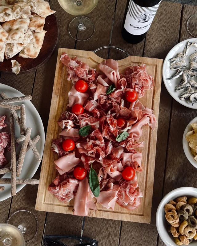 🤩🇮🇹 ᗯᗴᗴK-ᗴᑎᗪ ᘜOᑌᖇᗰᗩᑎᗪ ᗩᑌ ᑭIᗴᗰOᑎT 🇮🇹🤩

Des copains, une maison de rêve avec piscine, des apéros (beaucoup), du soleil et de la pasta ! Bref, un week-end au Piémont sous le signe de la gourmandise et de l’amitié 🇮🇹 et je te partage toutes les adresses. 

On s’est donc enfuit, à 10, pour fêter (dignement) l’anniversaire de @madame_epicurious qui nous a concocté un séjour aux petits oignons 🤩
Toutes les jolies adresses viennent d’elle (merci encore 🙌) – moi, j’ai juste profité, tout noté et résumé le tout dans un joli article 😅

📍Retrouve l’article complet sur le blog – lien dans ma bio !
➡️ Spoiler : le boss des Spritz est en slide finale 🍹

Paske les bons plans, ça se partage ✌🏻

#lesbonsplansdechris #weekendpiémont #bonnesadresses #dolcevita #piemonte